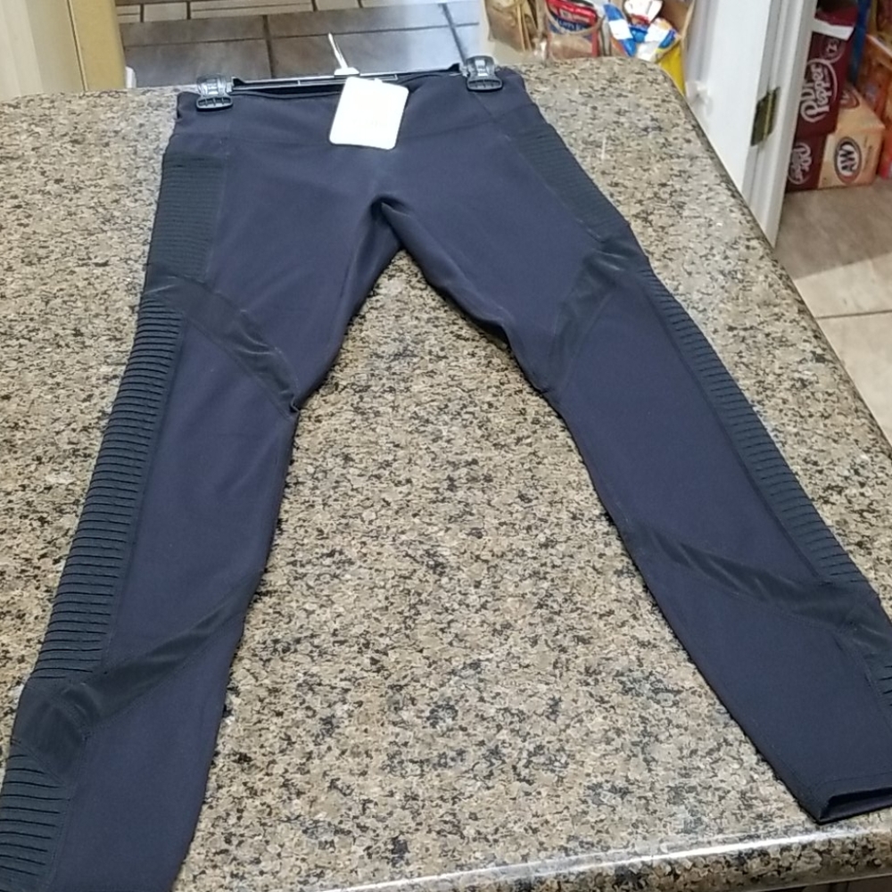 NWT Fabletics Midrise Statement Motion365 Legging - Picture 5 of 9